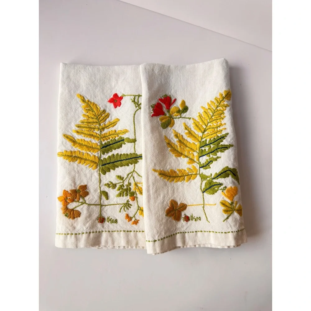 MCM Vera Neumann Vintage Linen Blend Fingertip Towels Embroidered Fern Set of 2